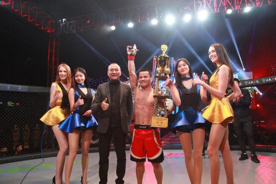 黄超：代表中国队战胜俄罗斯选手穆尔塔扎利夺得中外对抗赛冠军