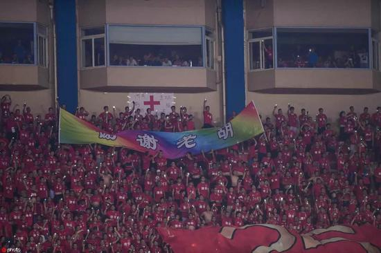 2019年7月27日，河南建业VS北京国安。建业球迷看台打出“谢谢老胡“标语