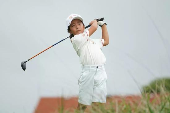 刘宇婕赛场上帅气挥杆