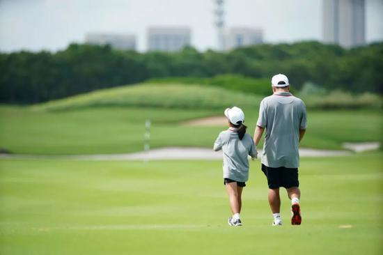 牵着你的手，一起走向未来