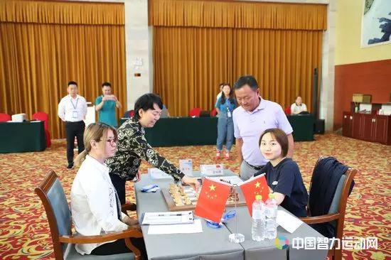 田红卫与李民开棋