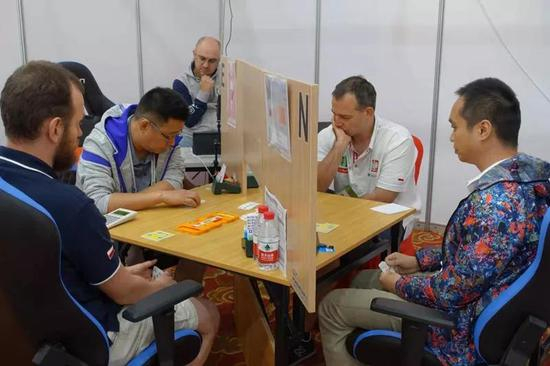左二胡林林，右一刘英皓