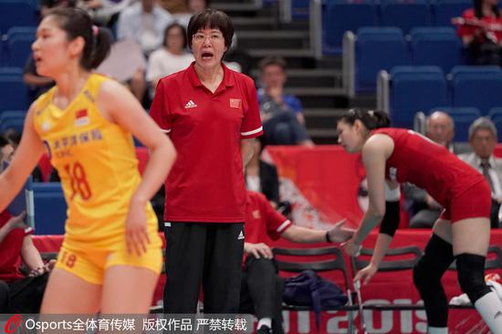 郎平在场边指导。