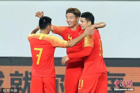 10月10日晚，凭借杨旭的大四喜以及武磊、吴曦、艾克森的破门，国足7：0大胜对手，取得世预赛两连胜。图片来源：视觉中国