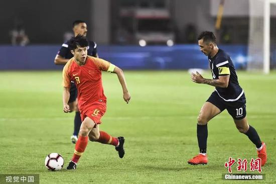10月10日晚，中国男足大胜关岛，获世预赛两连胜。图为蒿俊闵在控球。沈浪 摄 图片来源：视觉中国