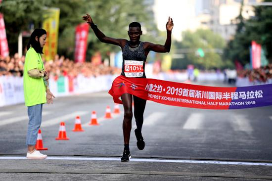 2019淅川国际半程马拉松女子组第一名VANISCHEMUTAI