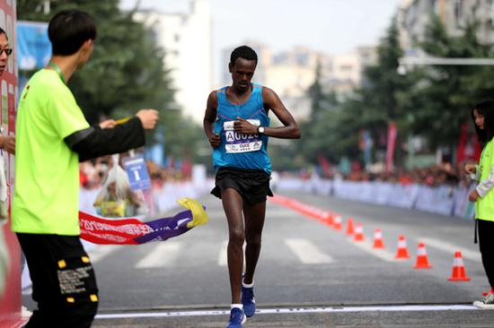  2019淅川国际半程马拉松男子组第一名GUTAALEMU
