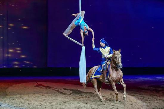 法国马里奥团队带来的绸吊表演