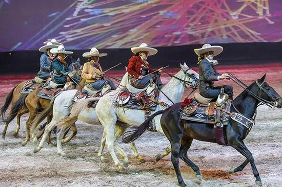 墨西哥女骑手侧鞍骑乘