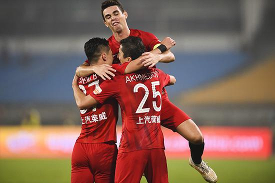 艾哈迈多夫进球后与队员庆祝。