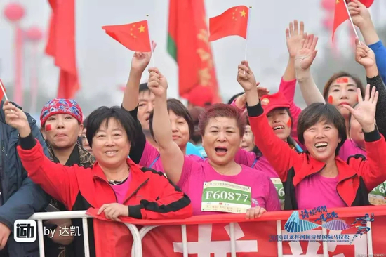 万人快闪齐唱《我和我的祖国》