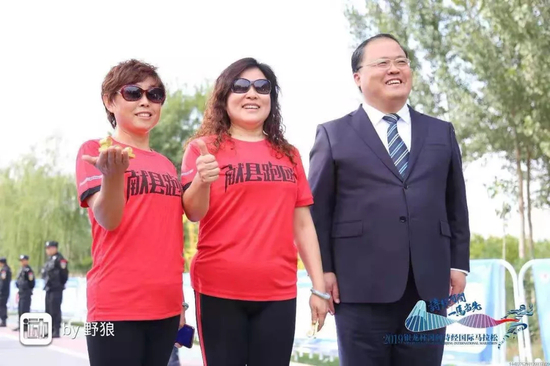 河间市委书记尹卫江与最后一名选手合影