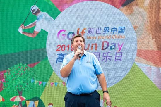 佛山高尔夫球会总经理祝利安先生为“新世界中国高尔夫同乐日”致开幕辞