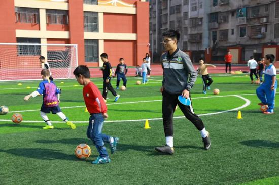 中国足协·成基金“梦想公益教练”何泽俊、陈舜哲为孩子们上足球公益课