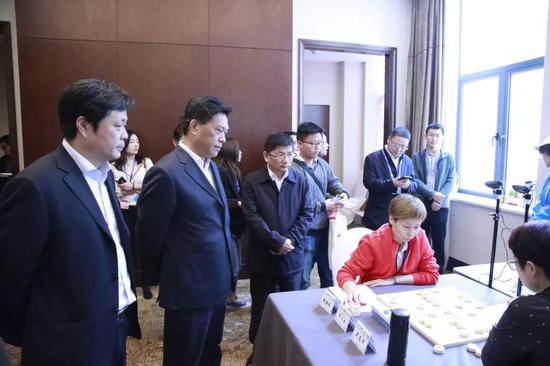 李建明副局长在直播室观看比赛