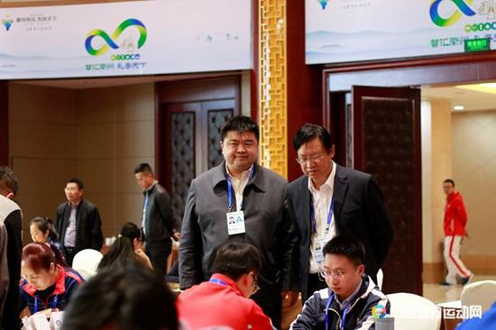 总局棋牌中心副主任叶江川和总局棋牌中心国际跳棋和五子棋部主任张文东
