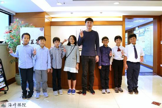 ‘中华职协围棋道场’学者与偶像合影