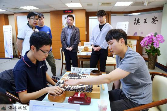 赖均辅的棋让朴廷桓印象深刻，中后盘有望不利依然充满活力。