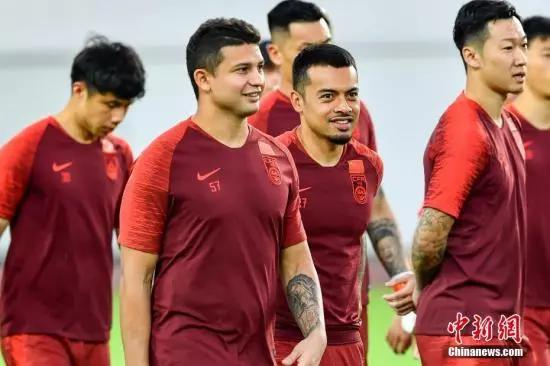  资料图：9月2日，广州天河体育中心，国足归化球员艾克森（左二）与李可（右二）参加国家队集训。&nbsp;中新社记者 陈骥旻 摄