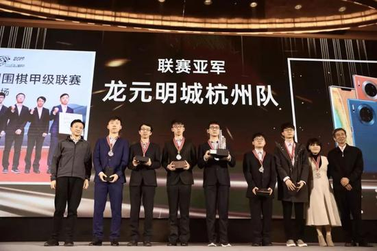龙元明城杭州队获得亚军（颁奖嘉宾王汝南、阮敦梁）