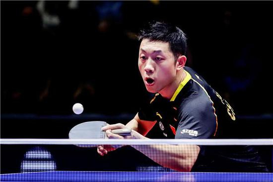  图说：许昕在比赛中 新华社图