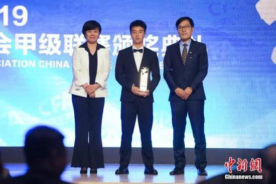  资料图：2019赛季中甲联赛颁奖典礼上收获最佳新秀的徐越（中），来自上海申鑫。不过，他的球队如今已经确认无法出现在新赛季的联赛赛场。中新网记者 李骏 摄