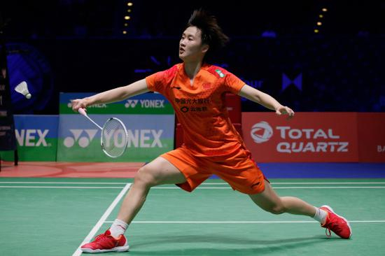 陈雨菲在比赛中回球。