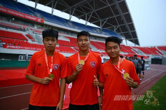 2016年“潍坊杯”，三人代表巴西体育出战