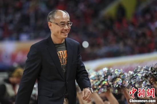 　资料图：李宁为CBA开球。