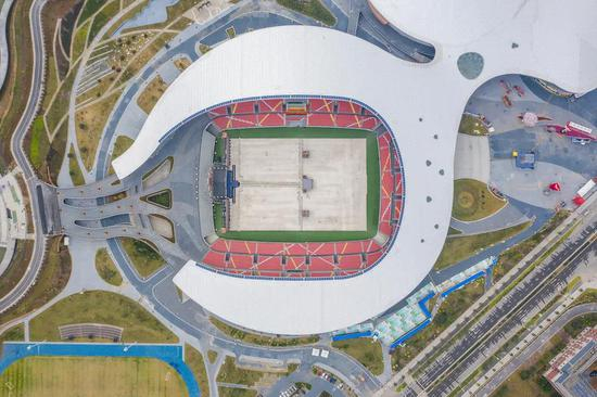 ▲容纳2万观众的肇庆新区体育中心足球场在2018年落成，这是广东省内第一座专业足球场，但迄今为止它办过最受关注的赛事是2019年老甲A比赛（业余比赛），平时利用率很低。