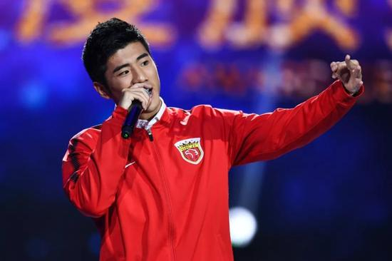 李圣龙在中超颁奖典礼上献唱。