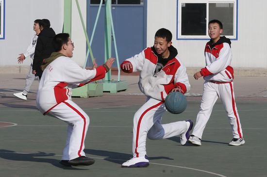  在位于北京市顺义区的北京市牛栏山一中实验学校，学生们在体育课上打篮球。新华社记者 张玉薇 摄