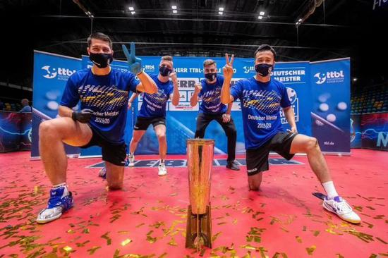 尚坤（前排右一）和队友们