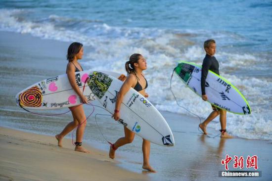 1月7日，Corona WSL（世界冲浪联盟）世界男、女子短板冲浪挑战者系列赛（万宁站）正在海南省万宁市日月湾举行。来自近30个国家和地区的220名冲浪运动员在此展开为期7天的对决。骆云飞 摄
