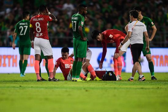 ▲2019年8月11日，北京，2019中超联赛第23轮，北京中赫国安VS广州恒大淘宝。严鼎皓受伤倒地。