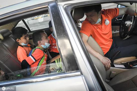 训练日，教练会去接小球员去训练场馆