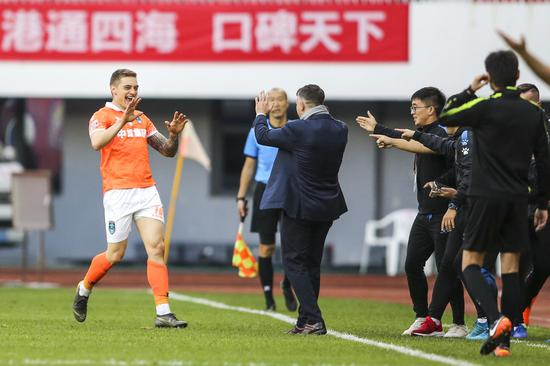 ▲2019年11月2日，2019中甲联赛第30轮，青岛黄海青港VS南通支云。加里·怀特与球员庆祝进球。图据IC&nbsp;Photo