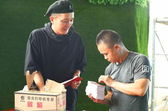 熊朝忠在查看门票