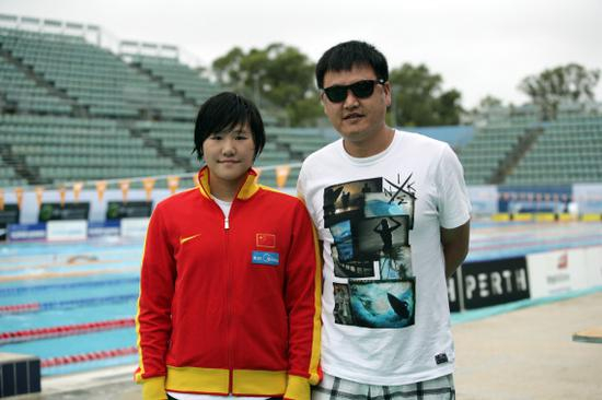 叶诗文（左）与徐国义合影。新华社发（周丹摄）