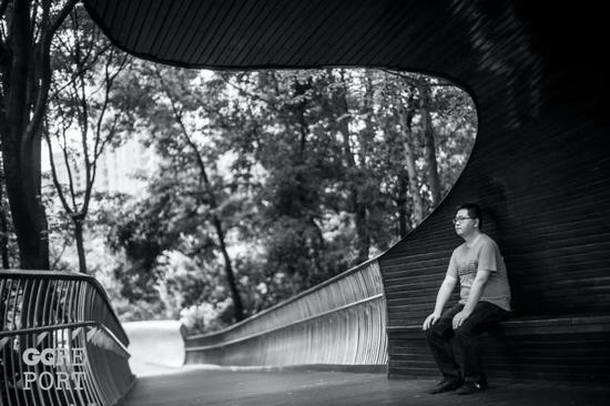 唐晖负责和足球圈内的买家卖家们接触谈判