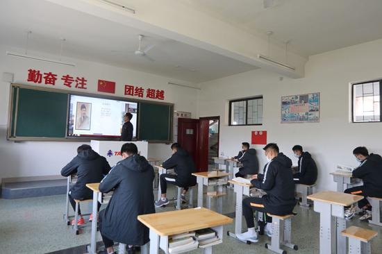图为 4月22日，山东鲁能泰山足球学校U19队球员们在增加间距的教室里学习文化课。新华社发（刘锋摄）
