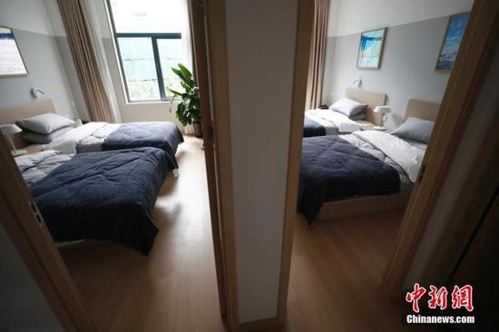 图为延庆冬奥村样板段内的运动员样板间。&nbsp;中新社记者 富田 摄