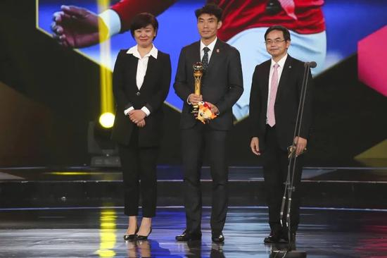 中超颁奖典礼上的赵军（左一）
