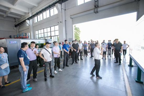 与会人员参观舒华生产车间
