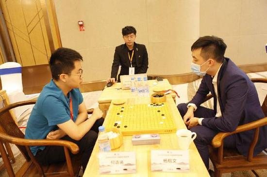 小将何语涵战胜对手杨楷文