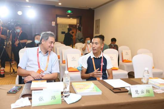 张路与楚云翔畅聊足球