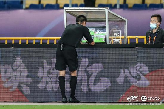 中超裁判正在查看VAR