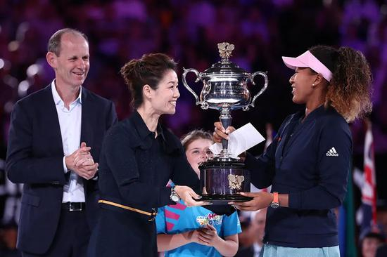李娜为大阪直美颁发澳网奖杯
