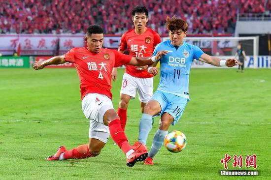  资料图：蒋光太（左）将对国足后防到极大的补强作用。