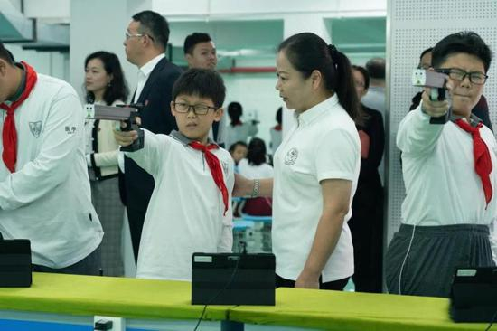 奥运冠军亲自授旗